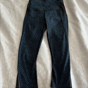 Lululemon Patterned Blue Cropped Leggings Size 2